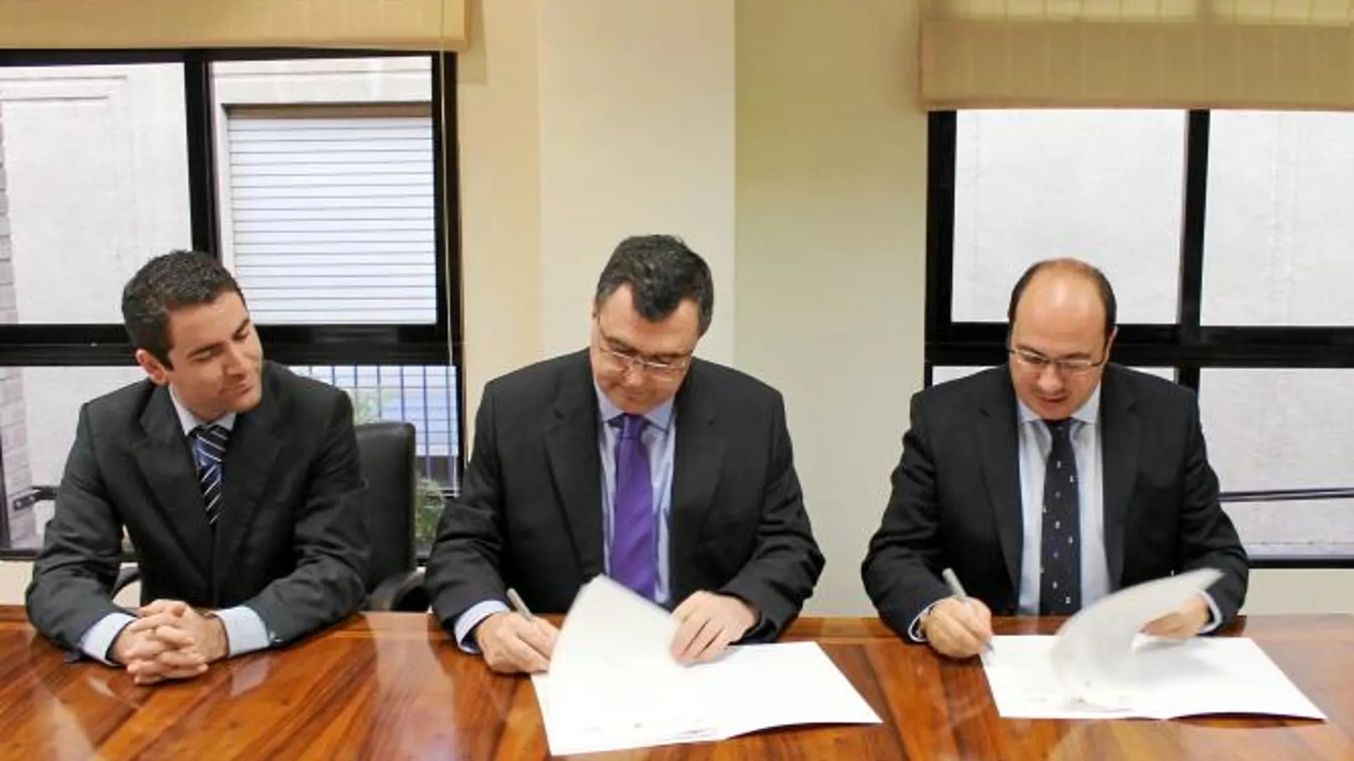 El consejero de Universidades, Empresa e Investigación, José Ballesta, (centro) y el alcalde de Puerto Lumbreras, Pedro Antonio Sánchez (d) durante la firma