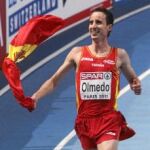 olmedo da la vuelta de honor con la bandera de España tras proclamarse campeón de Europa de 1.500