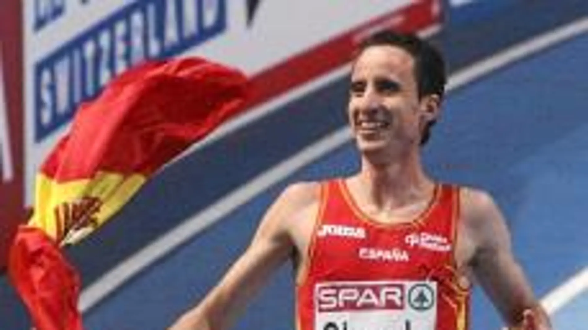 olmedo da la vuelta de honor con la bandera de España tras proclamarse campeón de Europa de 1.500
