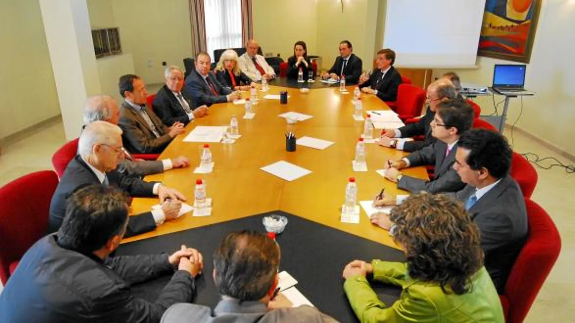 Imagen de la mesa de reunión que mantuvieron ayer miembros del Ayuntamiento y de la Cámara de Comercio