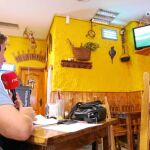 Los periodistas han tenido que retransmitir partidos de fútbol desde el bar