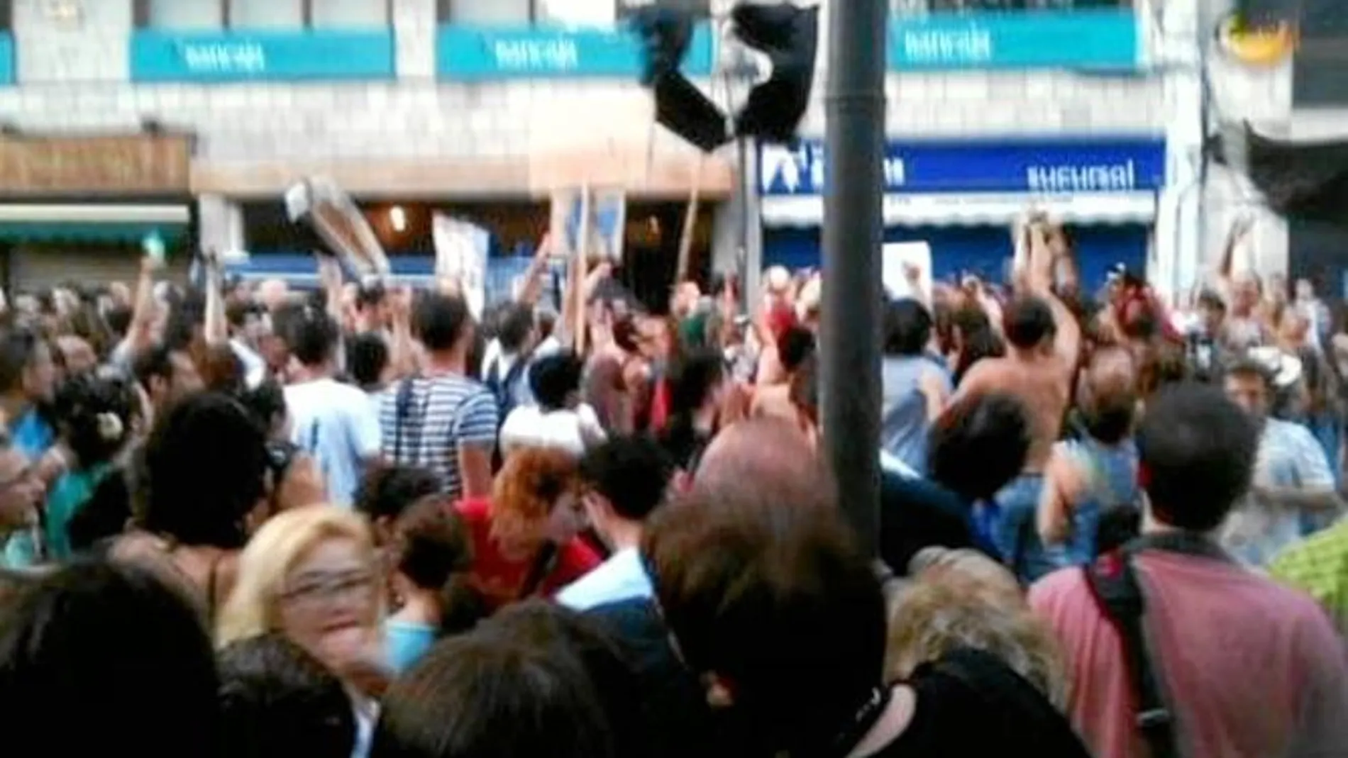 Imagen tomada con un móvil de la protesta ante la casa de Barberá