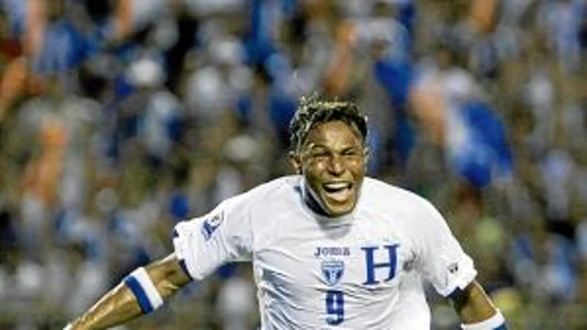 Carlos Pavón celebra un gol marcado con Honduras