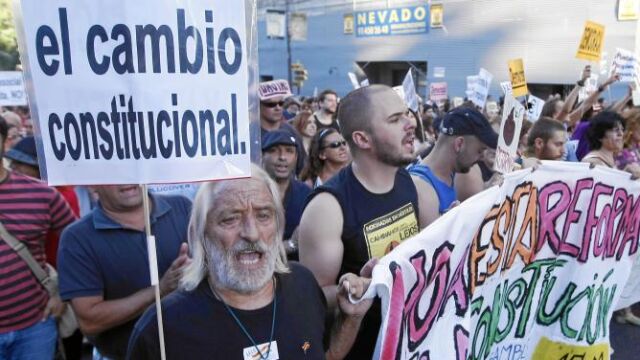 Los «indignados» cortaron el tráfico a su paso por el madrileño Paseo de la Castellana, ayer, en una marcha contra la reforma constitucional