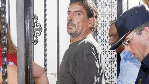 La Policía Nacional y la Policía Local establecieron un operativo en Los Pajaritos, donde arrestaron a Carlos C. M. y a Antonio C. V., por el crimen en el número 8 de la calle Golondrina