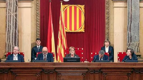 Jordi Cornet, Secretario primero; Lluís Corominas, Vicepresidente primero; Núria de Gispert, Presidenta del Parlament; Higini Clotas, Vicepresidente segundo y Montserrat Tura, Secretaria segunda