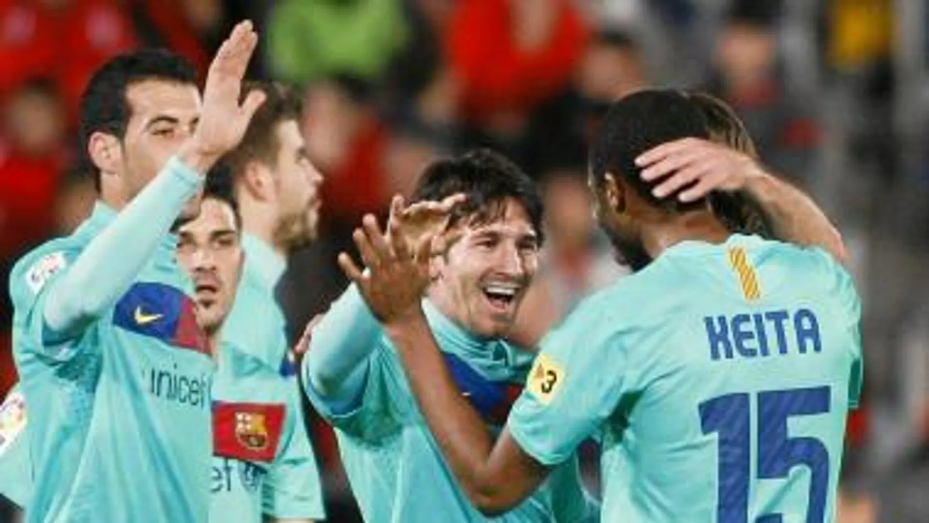 Messi se abraza a Keita, que le dio el pase de gol, y a Villa y a Busquets