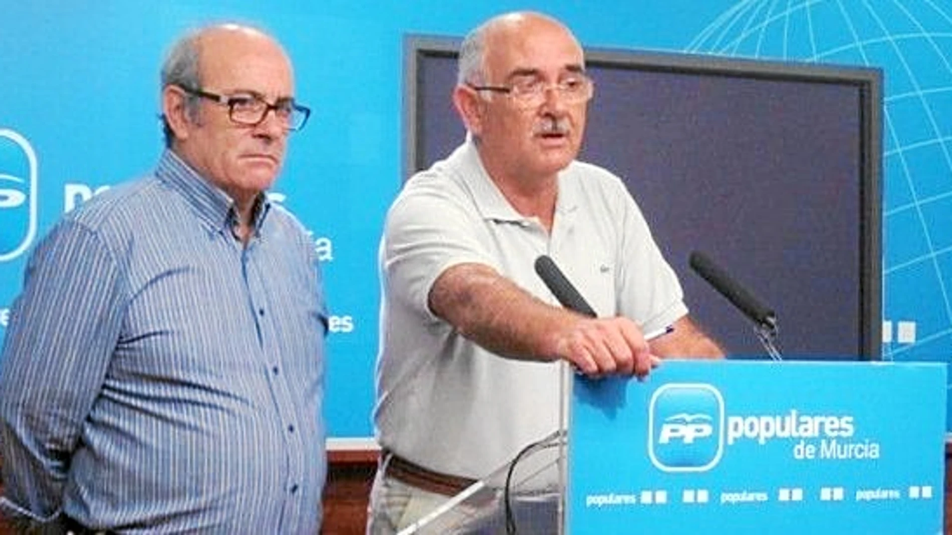 Arsenio Pacheco y Alberto Garre analizaron desde la perspectia popular las claves de la batería de medidas que tiene previsto sacar adelante el Gobierno antes de las elecciones
