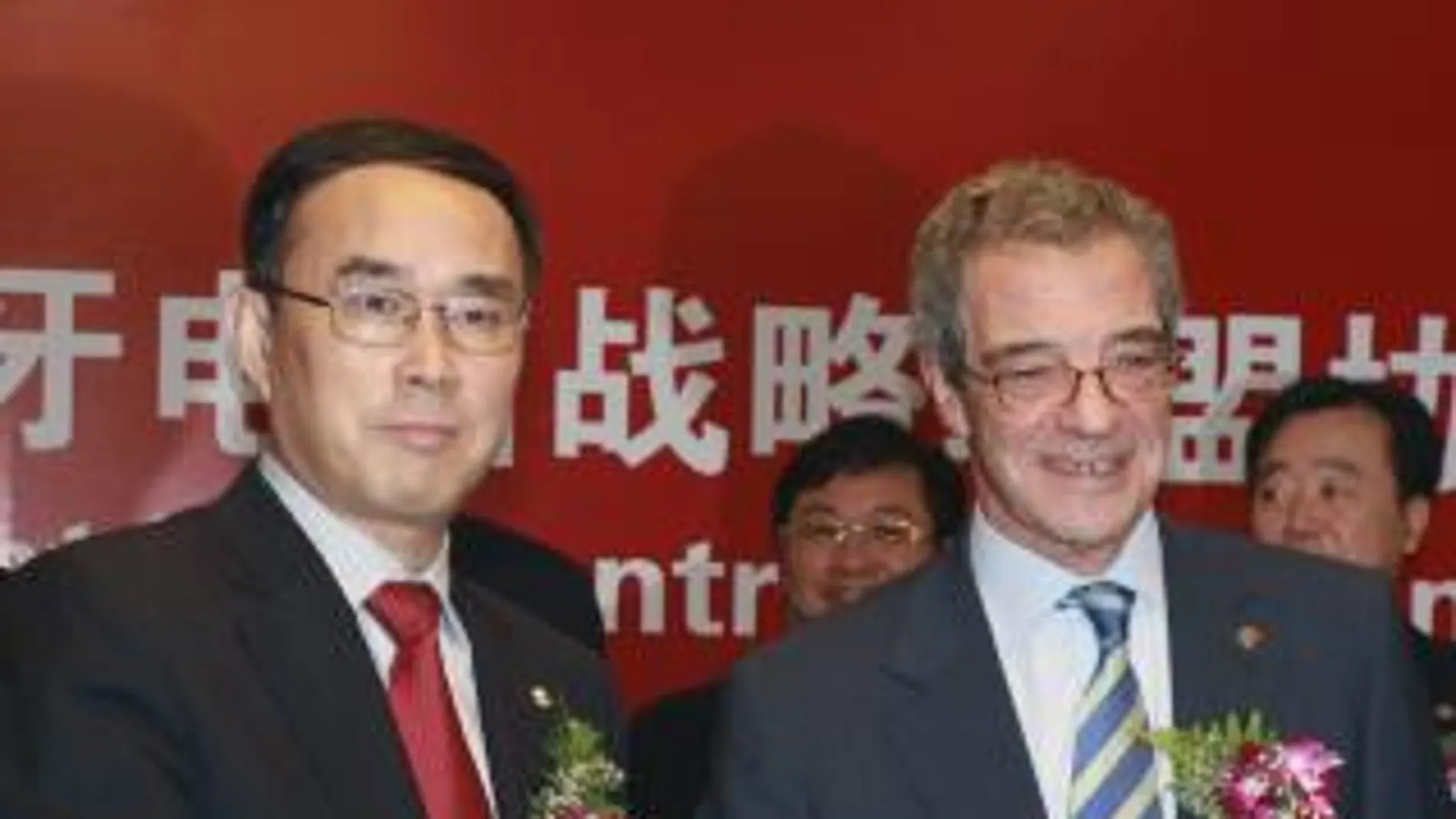 Fotografía de archivo (06/09/2009), facilitada por Telefónica, del presidente de China Unicom, Chang Xiaobing (i), estrechando la mano del presidenete de Telefónica, César Alierta (d), tras la firma de una alianza estratégica entre las dos compañías.