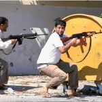 Un grupo de rebeldes, durante los combates del pasado viernes en la ciudad de Zawiya