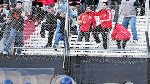 Un grupo de policías trata de contener a los aficionados más radicales de River en una de las gradas del Monumental