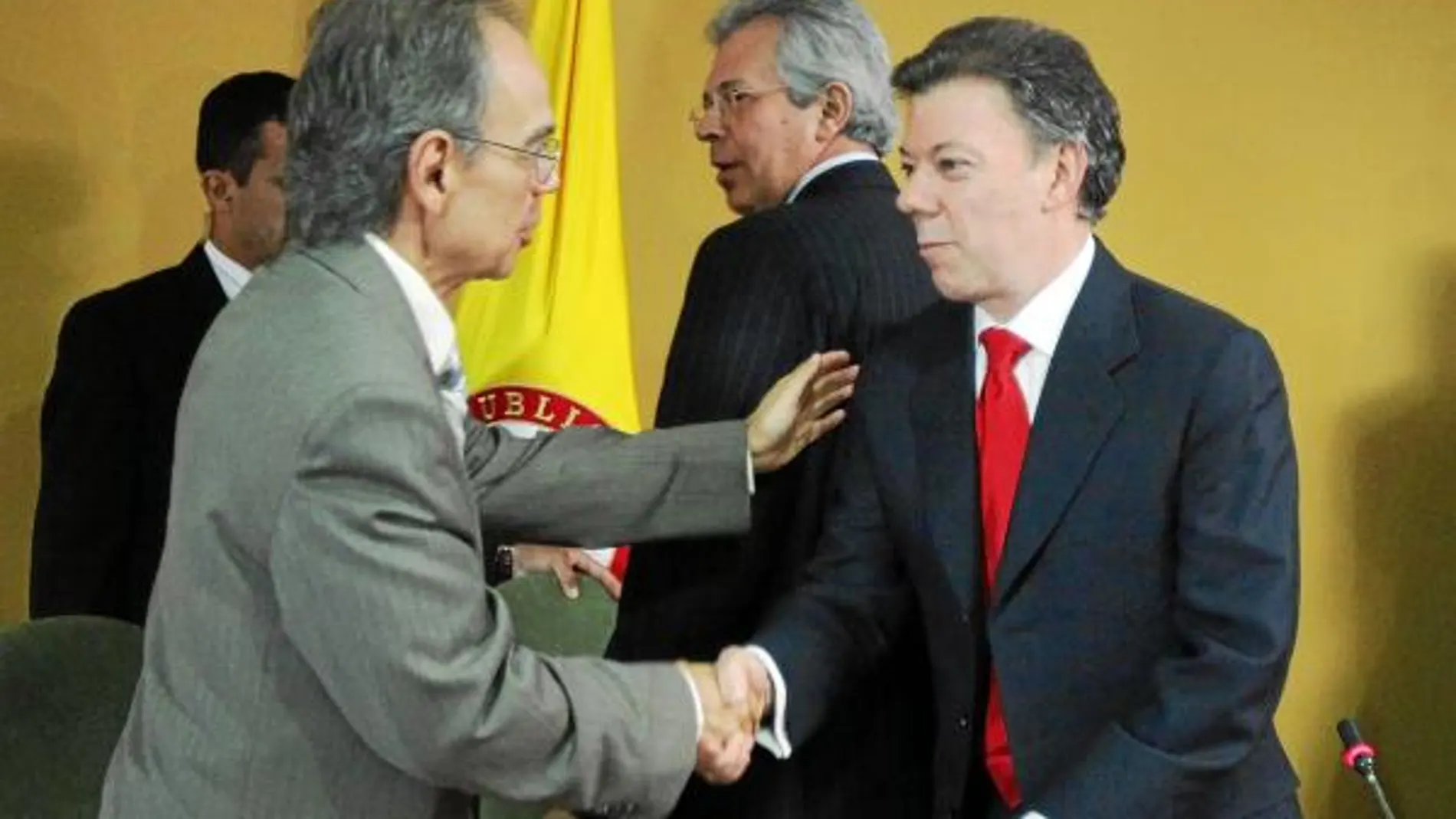 El presidente electo, Juan Manuel Santos, saluda al presidente del Consejo de Estado, Luis Fernando Álvarez