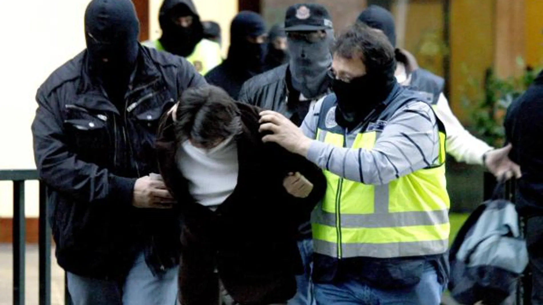 Uno de los miembros de la banda, en el momento de su detención