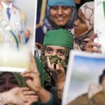 Varias mujeres celebran en Trípoli las victorias del bando pro Gadafi al este y oeste del país