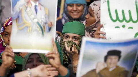 Varias mujeres celebran en Trípoli las victorias del bando pro Gadafi al este y oeste del país
