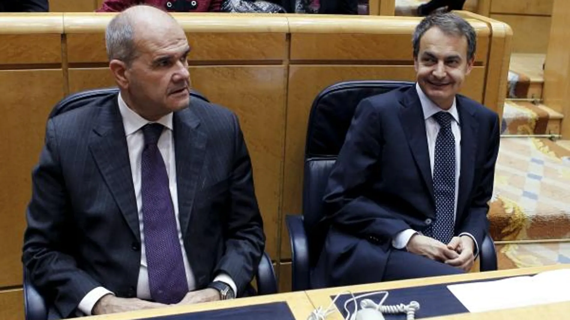 El presidente del Gobierno, José Luis Rodríguez Zapatero, acompañado por el vicepresidente tercero del Gobierno, Manuel Chaves (i), momentos antes del inicio del pleno del Senado.