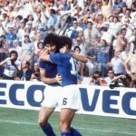 Paolo Rossi es felicitado por Bruno Conti después de marcar en un partido del Mundial 82
