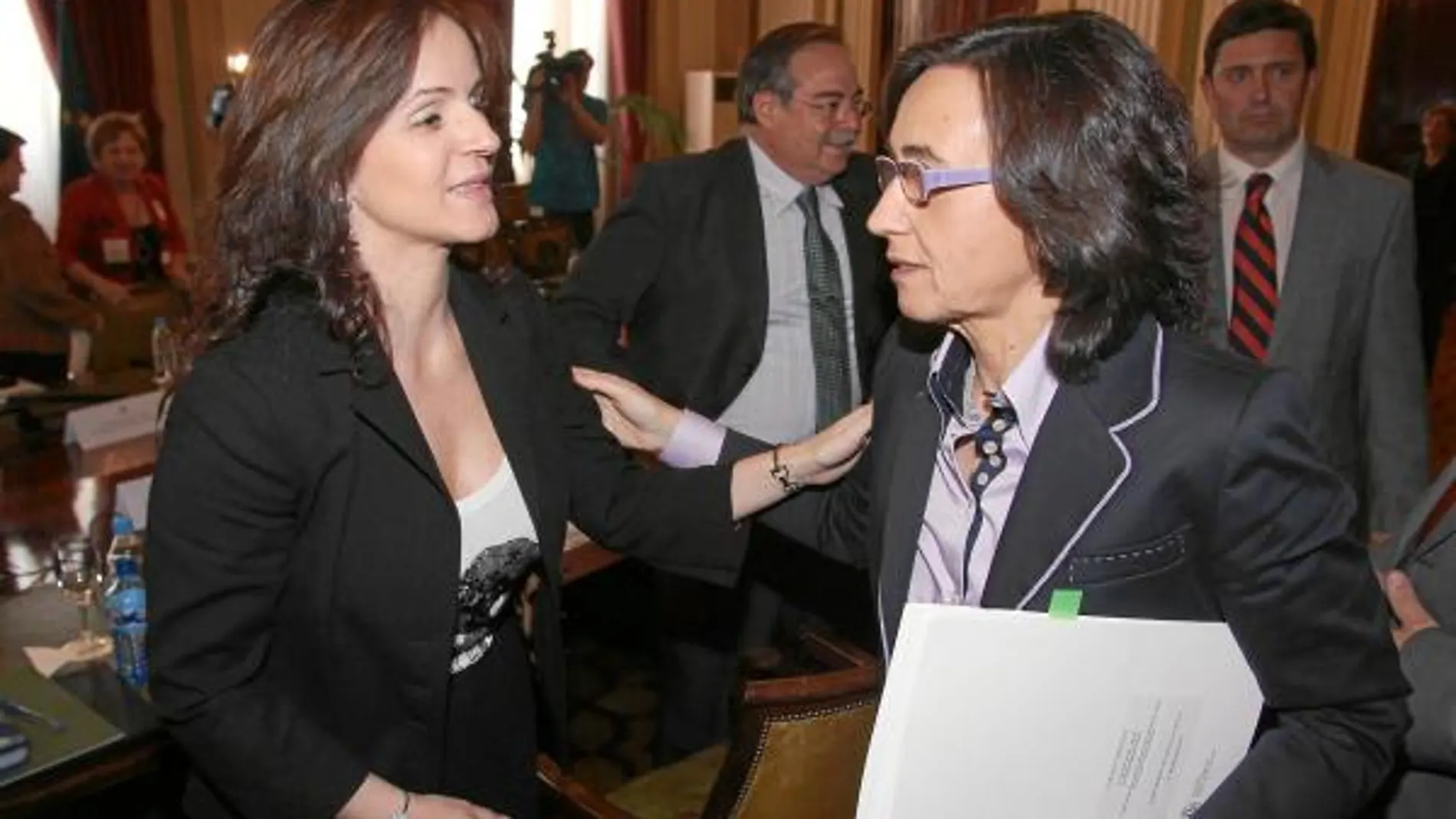 La consejera Silvia Clemente saluda a Rosa Aguilar, antes de comenzar el Consejo Consultivo