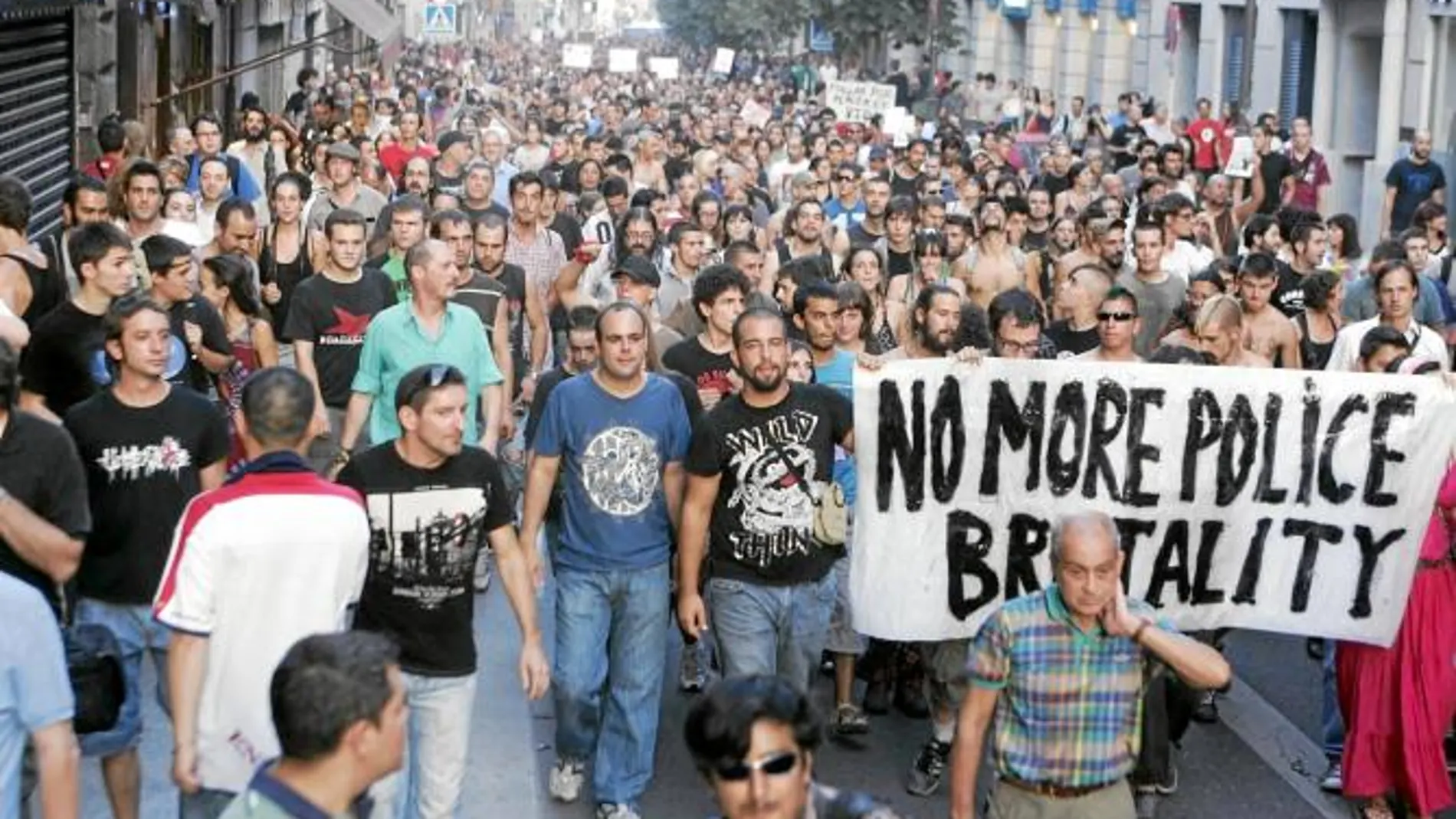 Cientos de «laicistas indignados» se manifestaron ayer en la capital por las cargas policiales de estos días