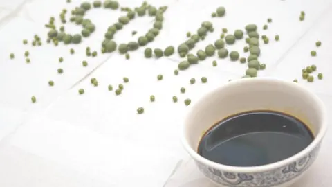 La salsa de soja intensifica el sabor de multitud de platos