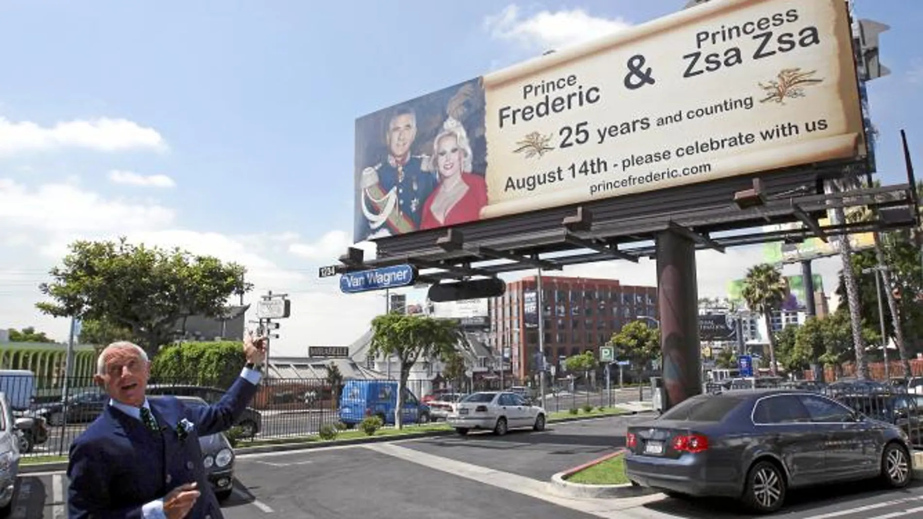 Frederic muestra el cartel en Beverly Hills