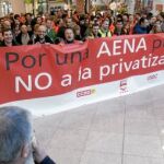 Más de un centenar de trabajadores de AENA se concentraron ayer en el aeropuerto de Barajas