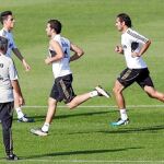 Altintop, que se entrenó por primera vez tras su lesión, corre tras Higuaín ante la mirada de Mourinho