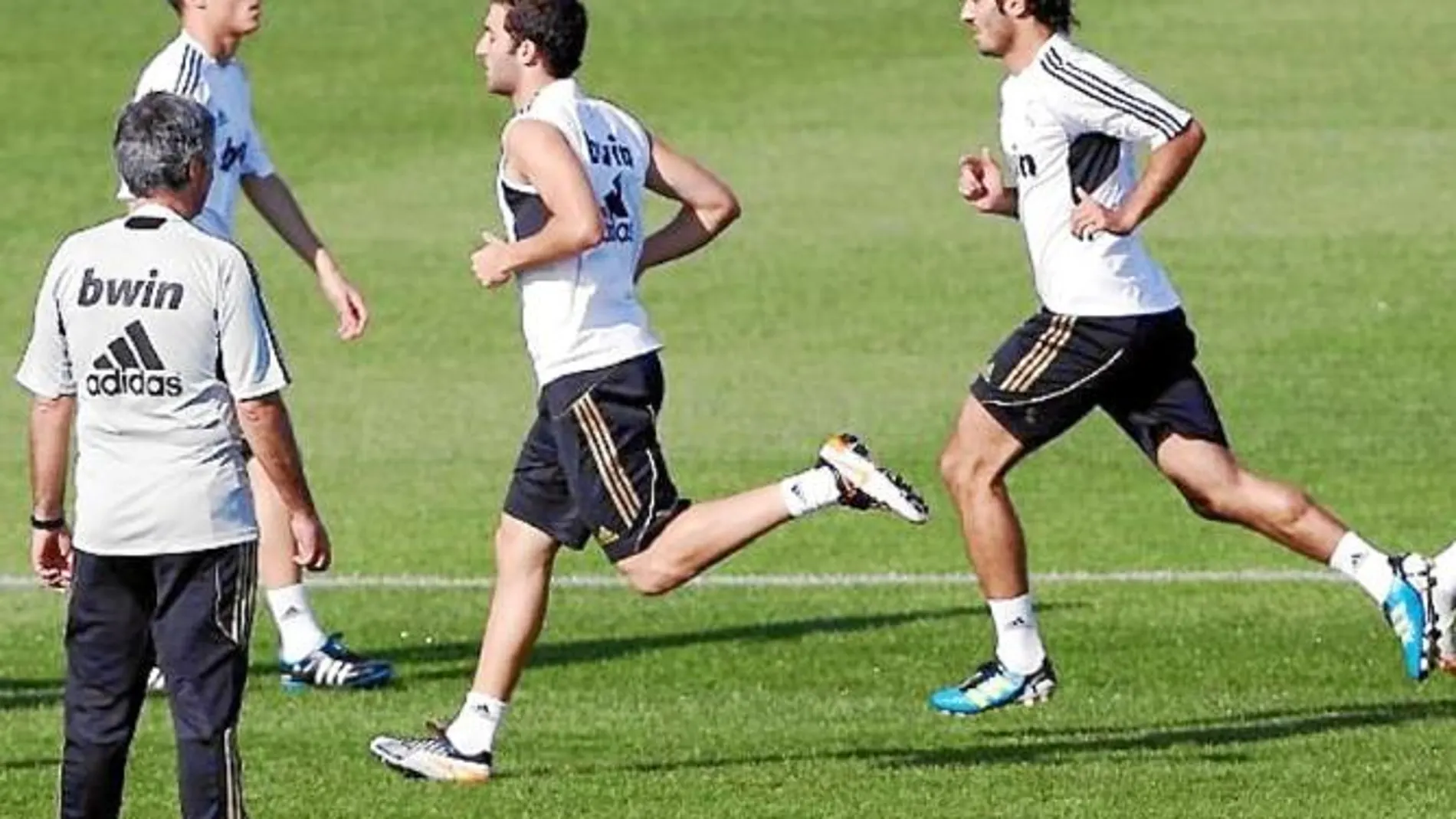 Altintop, que se entrenó por primera vez tras su lesión, corre tras Higuaín ante la mirada de Mourinho