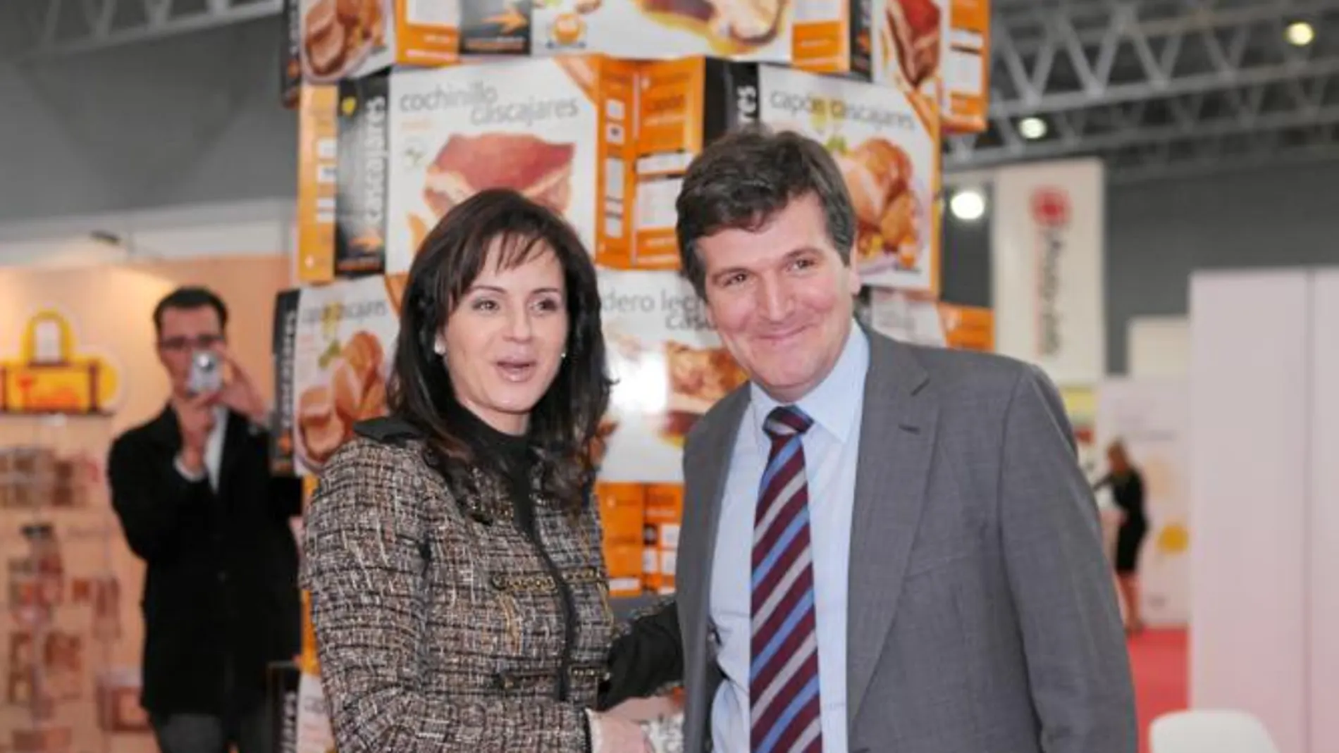 El presidente de la empresa Cascajares, Alfonso Jiménez, junto con la consejera de Agricultura y Ganadería, Silvia Clemente