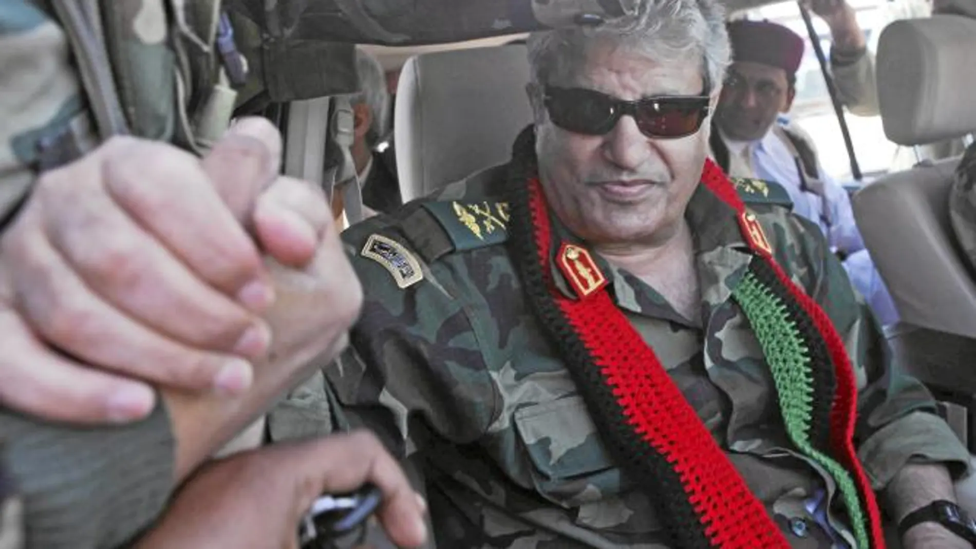 El jefe militar de los rebeldes libios, Abdelfatah Yunis, saluda a sus camaradas cerca de Brega en una imagen tomada el pasado 1 de abril