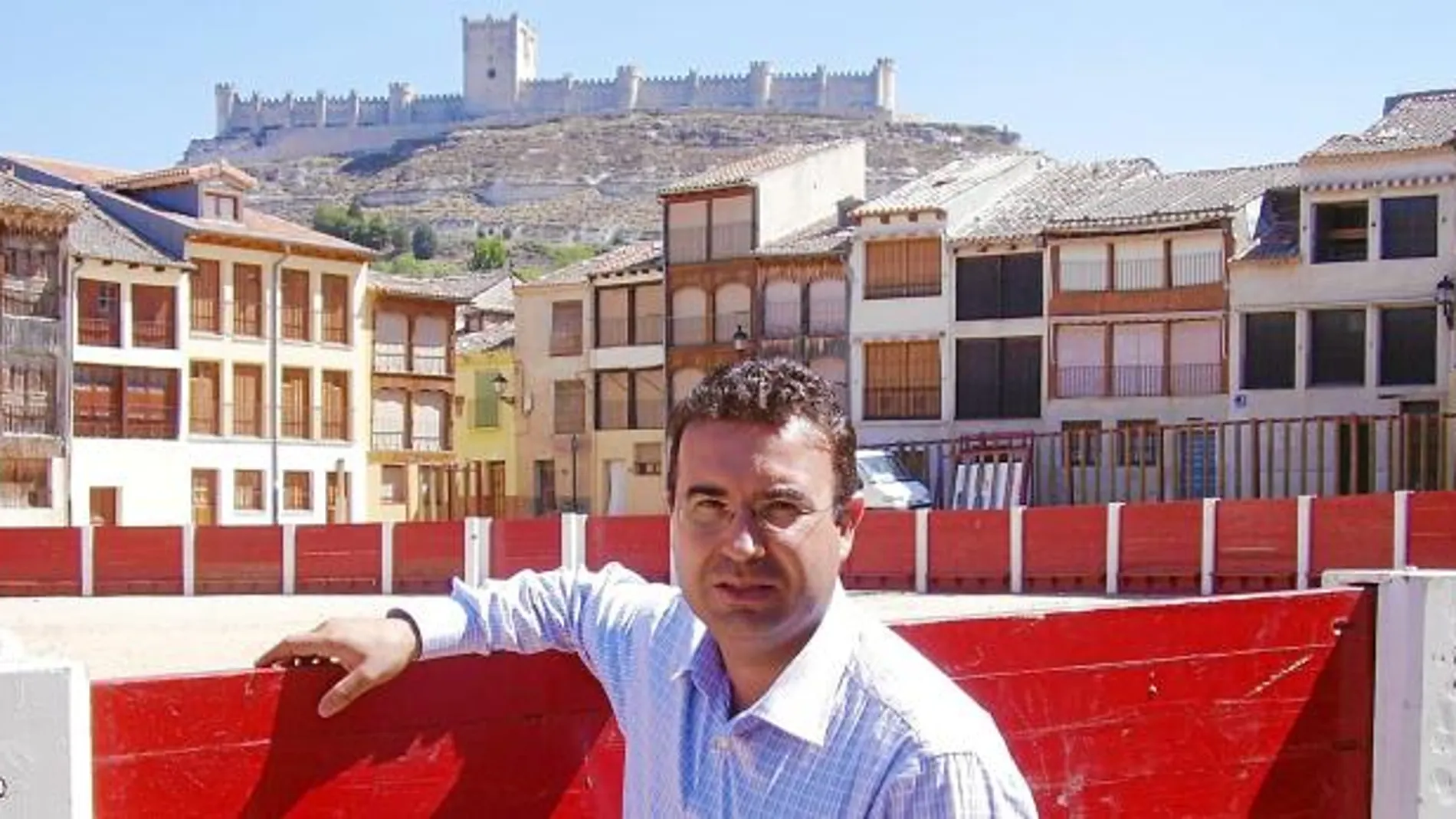 El alcalde de Peñafiel, Roberto Díez, en la popular plaza del coso del municipio vallisoletano