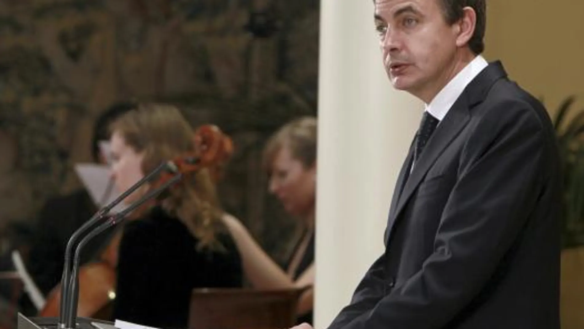 Zapatero: «Si las autonomías no cumplen sus obligaciones, actuará el Gobierno»