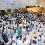 Unos 350 profesionales del Hospital Germans Trias i Pujol se manifestaron ayer contra los planes de ahorro de la dirección del centro