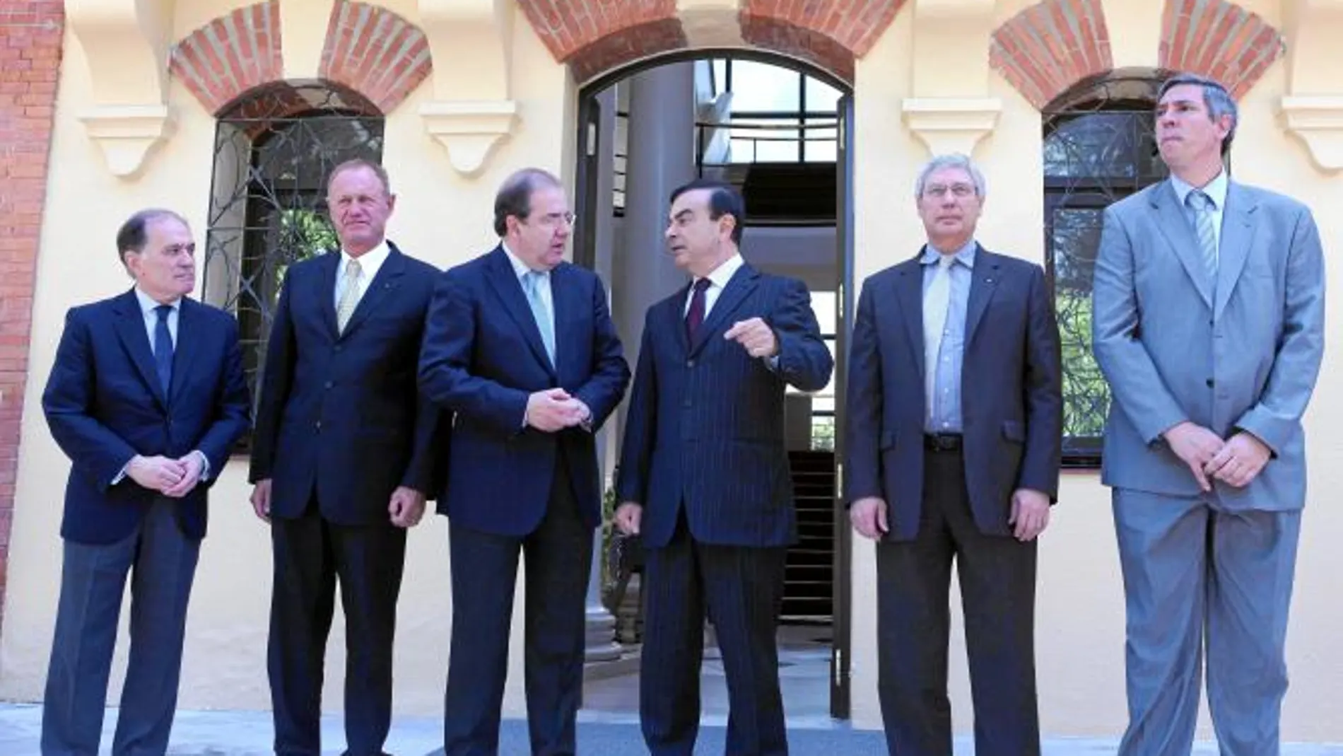 Herrera charla con Ghosn, en presencia de Villanueva, Laurent, Lequerq y De los Mozos
