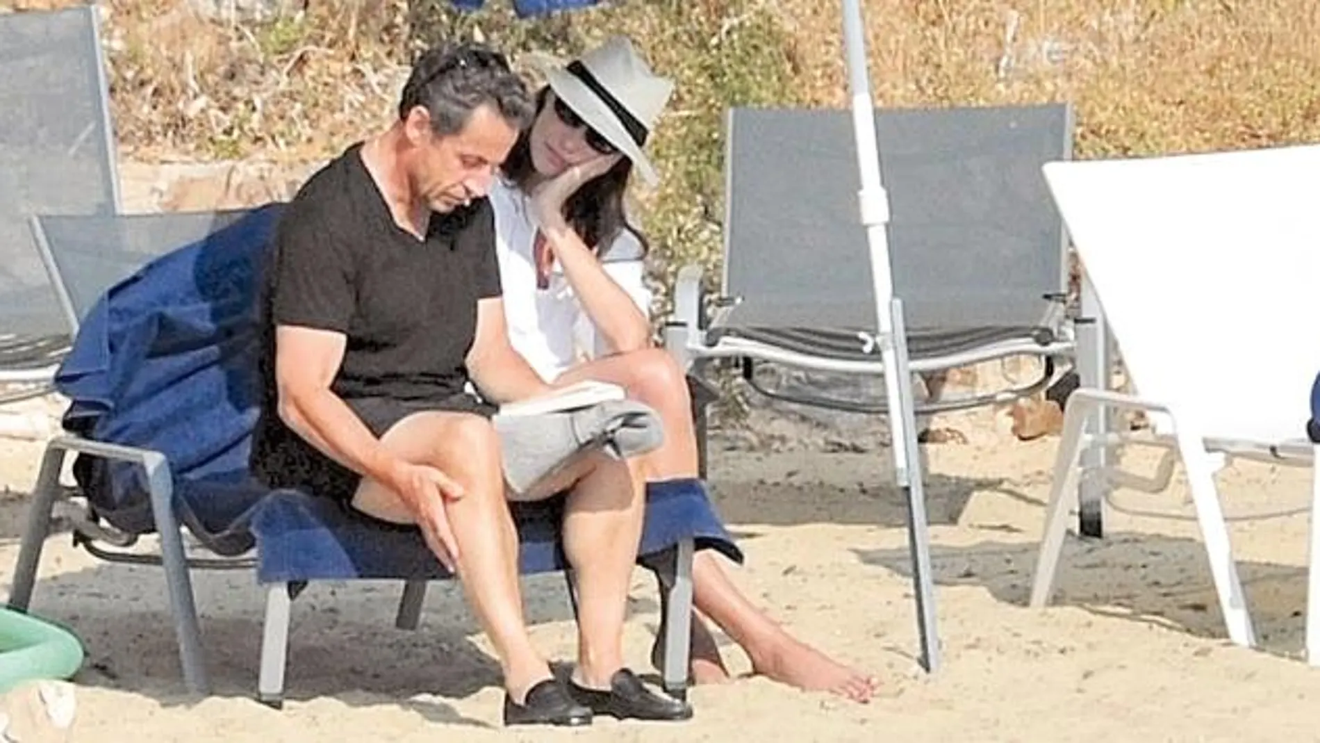 Sarkozy es una de esas personas que bajan con zapatos a la playa
