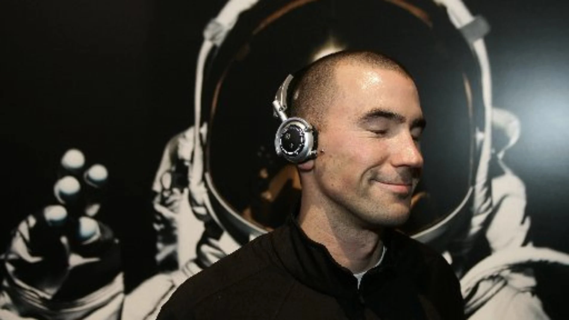 Escuchar música con auriculares puede ser una de las causas de pérdida de audición en la actualidad