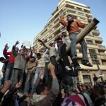 Los egipcios forman patrullas urbanas contra el pillaje y el caos
