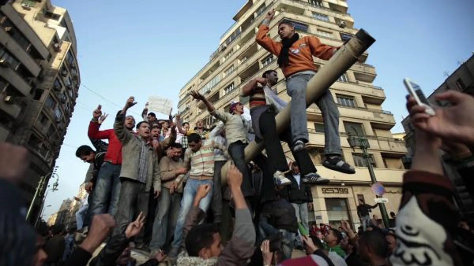 Los egipcios forman patrullas urbanas contra el pillaje y el caos