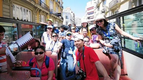 Qataríes con paella: Los jóvenes qataries recorrieron la ciudad del Turia a bordo de un autobus y no se resistieron a la paella. «Queremos conocer sus playas y su arquitectura y participar de todos los actos» organizados por el arzobispado de Valencia