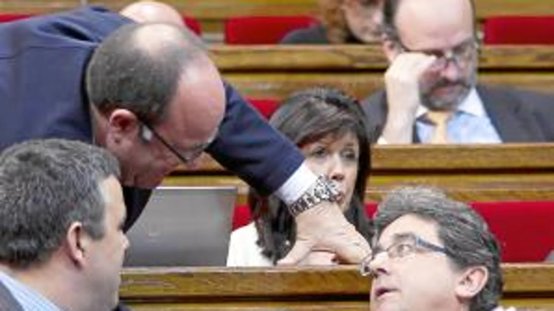 Enric Millo comenta con Rafael Luna la moción en el Parlament