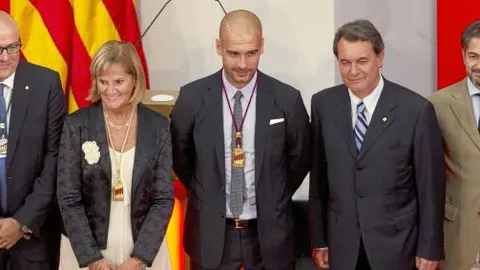 La Diada institucional arrancó ayer con la entrega de la Medalla de Honor del Parlament al entrenador del Barça, Josep Guardiola. El acto no tenía por qué ser político, pero los nacionalistas quieren aprovechar el 11-S para reivindicar la inmersión lingüí