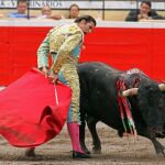 Mora se cambia la muleta de mano ante uno de sus toros, ayer, en Bilbao