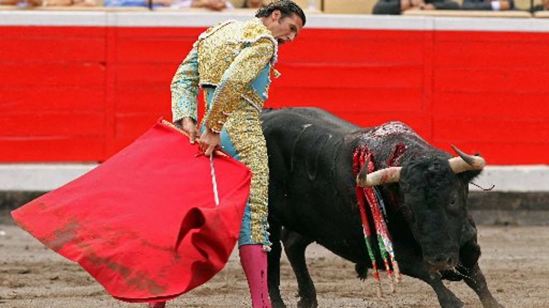 Mora se cambia la muleta de mano ante uno de sus toros, ayer, en Bilbao
