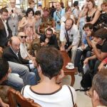 Pérez Rubalcaba, rodeado de periodistas ayer en Soria durante su visita a la ciudad