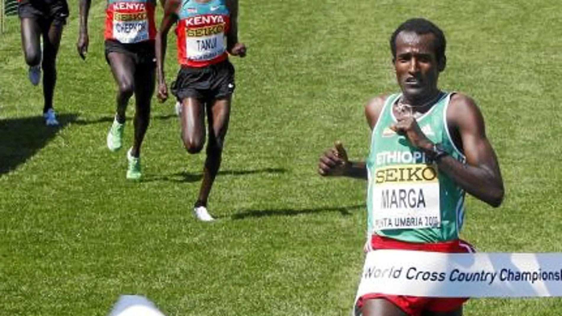 EL ETÍOPE MARGA superó en el esprint final al «ejército» de kenianos