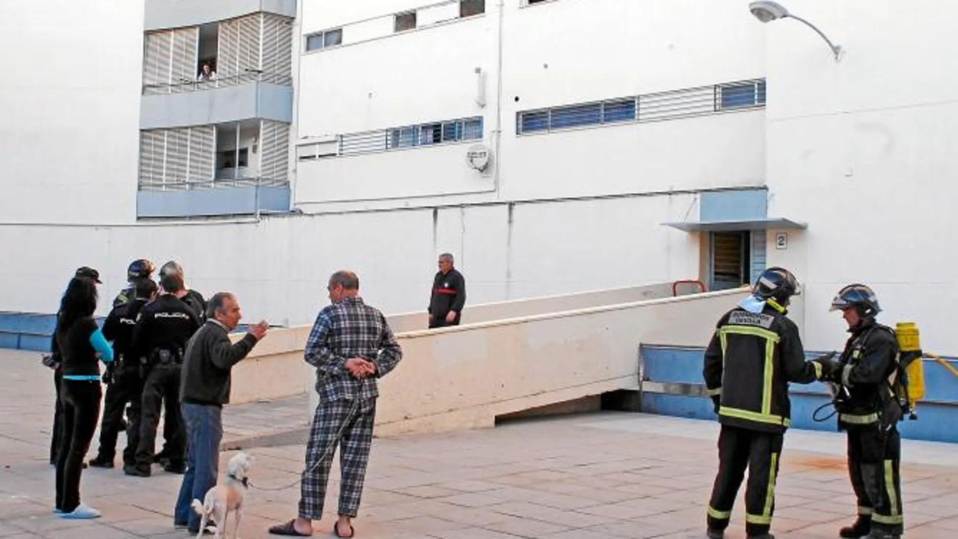 Un incendio en un bloque de viviendas de Sevilla Este se salda con diez heridos