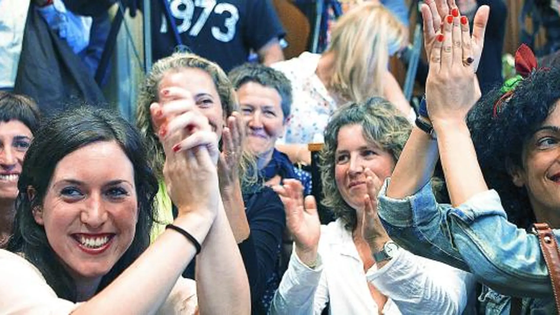 Parte del equipo Donostia 2016 celebran la elección en la rueda de prensa de ayer