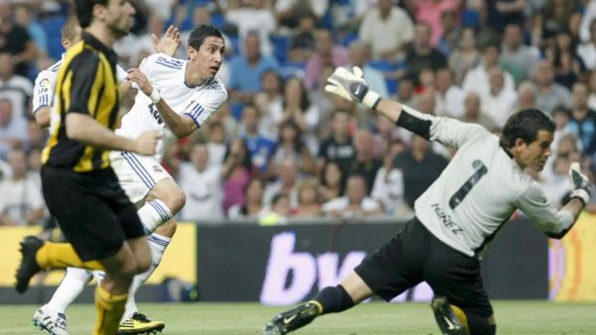 El centrocampista argentino del Real Madrid, Ángel Di María (c), remata para conseguir su gol, primero de su equipo