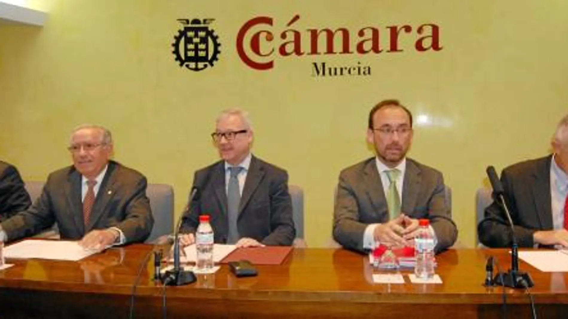 Mariano Rosique, Pedro García-Balibrea, Ramón Luis Valcárcel, Salvador Marín y Eusebio Abellán, ayer durante la celebración del encuentro entre las tres Cámaras Oficiales de la Región