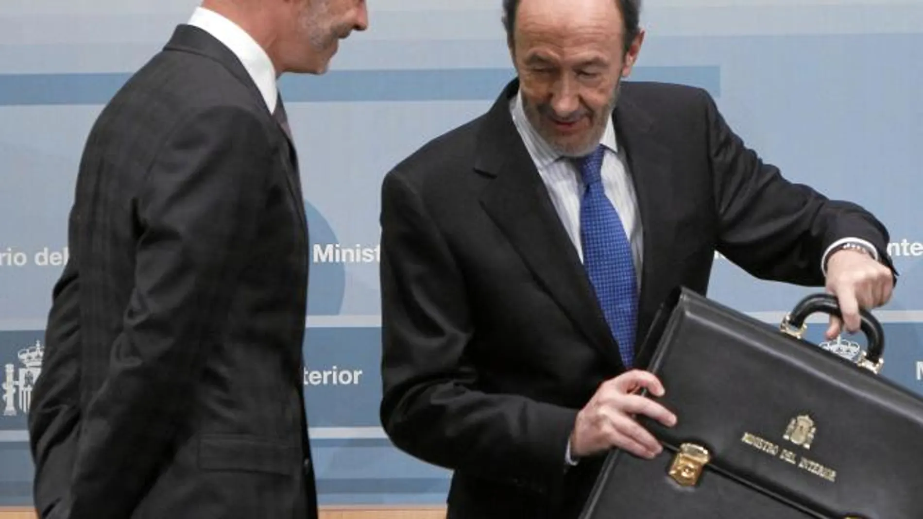 Alfredo Pérez Rubalcaba hace entrega de la cartera de Interior a Antonio Camacho, hasta ayer secretario de Estado de Seguridad